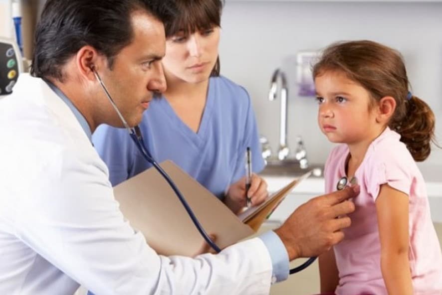 médico examinando criança