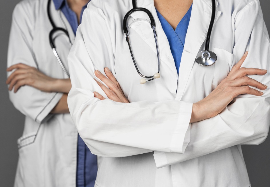 médicos com estetoscópio