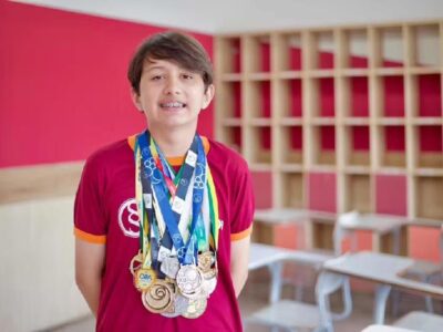 Bernardo Manfredini exibindo suas medalhas conquistadas em olimpíadas científicas