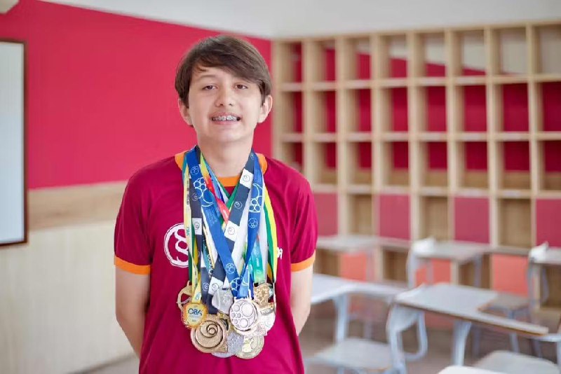 Bernardo Manfredini exibindo suas medalhas conquistadas em olimpíadas científicas